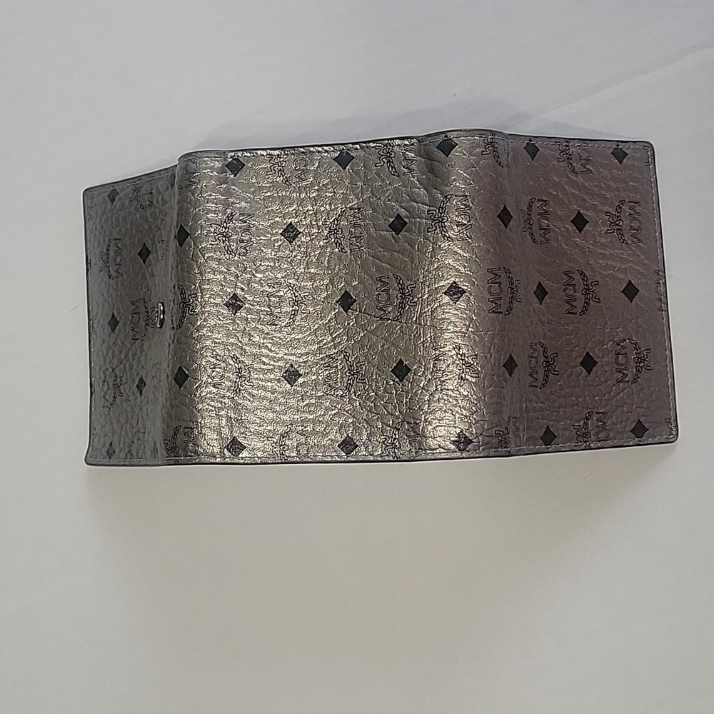 MCM Viesto Berlin 3 Fold Silver Leather Monogram Unisex Wallet - Picture 4 of 12